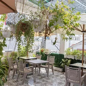 Otel Lotus Laverne, Ho Şi Min